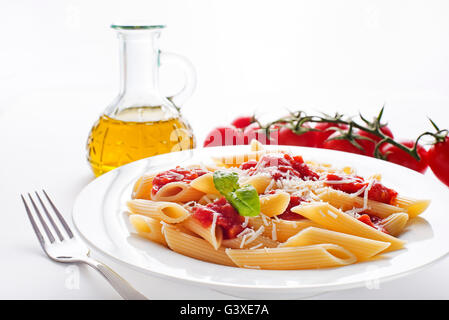 Teller mit Penne-Nudeln mit Tomaten-Sauce und Parmesan. Stockfoto