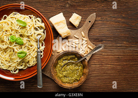 Frische Spaghetti mit Basilikum-Pesto auf hölzernen Hintergrund. Stockfoto