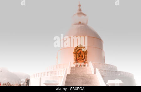 Die Ansicht der Welt Frieden Stupa an einem nebeligen Tag mit ein bisschen Sonnenstrahlen auf die Statue von Buddha. Stockfoto