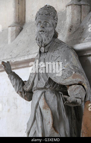 Statue eines Geistlichen in der Kirche der Dreifaltigkeit Abtei in Vendôme (Frankreich). Stockfoto