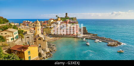 Panoramablick über Vernazza, Cinque Terre, Ligurien, Italien Stockfoto