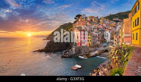 Blick auf den Sonnenuntergang von Riomaggiore, Riviera de Levanto, Cinque Terre, Ligurien, Italien Stockfoto