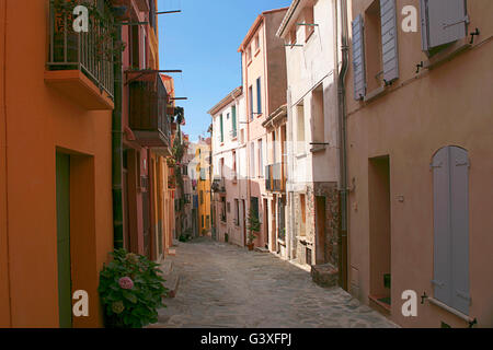 Bunte Gasse (Rue de la Liberté) in Port d'Avall, Collioure, Pyrénées-Orientales, Royal, Frankreich Stockfoto