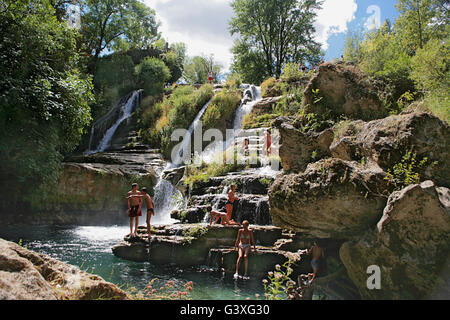 Schwimmer an den Wasserfall von der antike Weiler von Saint-Maurice-Navacelles, Gorges de la Vis, Hérault, Royal, Frankreich Stockfoto