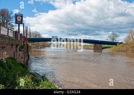 Eine moderne Straßenbrücke trägt die A4104-Straße über den Fluss Severn bei Upton-auf-Severn, Worcestershire Stockfoto