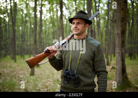 Jäger mit doppelte Faß Schrotflinte im Wald Stockfoto