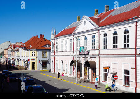 Rüütli Straße in Pärnu ist die kommerzielle Hauptachse der Stadt, Estland 2016 Stockfoto