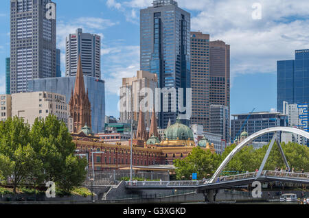 Ansichten von Melbourne entlang der South Bank Fluss-Bezirk Stockfoto