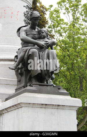 Statue einer Frau mit Kind He auf dem Denkmal von Louis Pasteur in Lille (Frankreich). Stockfoto