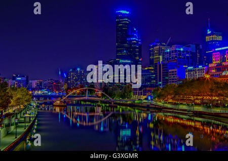 Melbourne Australien 23. Februar 2015 die Skyline der Stadt in der Nacht in den Yarra River wider. Stockfoto