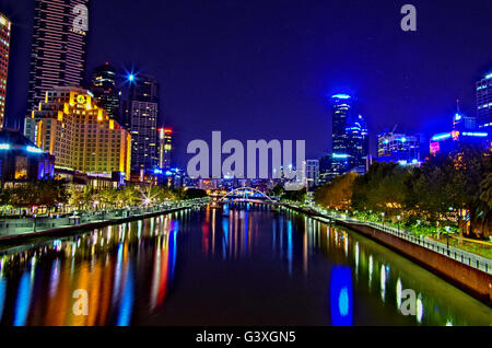 Melbourne Australien 23. Februar 2015 die Skyline der Stadt in der Nacht in den Yarra River wider. Stockfoto