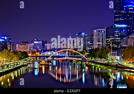 Melbourne Australien 23. Februar 2015 die Skyline der Stadt in der Nacht in den Yarra River wider. Stockfoto