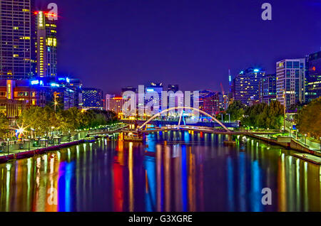 Melbourne Australien 23. Februar 2015 die Skyline der Stadt in der Nacht in den Yarra River wider. Stockfoto