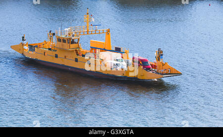 Gelbe RoRo-Frachtschiff geht auf die Fährverbindung in der Nähe von Stockholm, Schweden Stockfoto