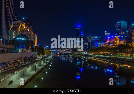 Melbourne Australien 23. Februar 2015 die Skyline der Stadt in der Nacht in den Yarra River wider. Stockfoto