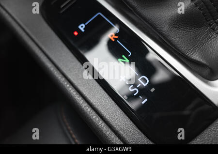 Moderne Luxus-Auto mit Automatik-Getriebe, Getriebe Selektor Indikation Stockfoto