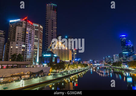 Melbourne Australien 23. Februar 2015 die Skyline der Stadt in der Nacht in den Yarra River wider. Stockfoto