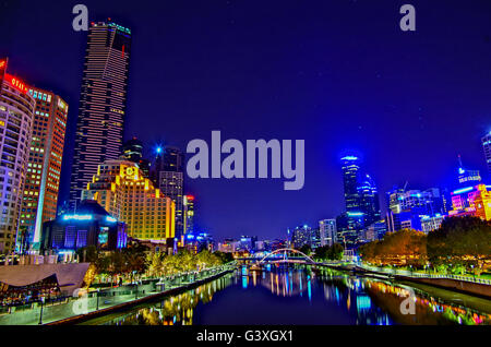 Melbourne Australien 23. Februar 2015 die Skyline der Stadt in der Nacht in den Yarra River wider. Stockfoto