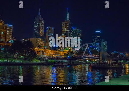 Melbourne Australien 23. Februar 2015 die Skyline der Stadt in der Nacht in den Yarra River wider. Stockfoto