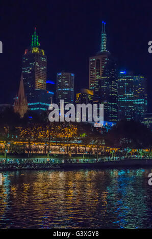 Melbourne Australien 23. Februar 2015 die Skyline der Stadt in der Nacht in den Yarra River wider. Stockfoto