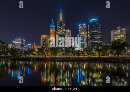 Melbourne Australien 23. Februar 2015 die Skyline der Stadt in der Nacht in den Yarra River wider. Stockfoto