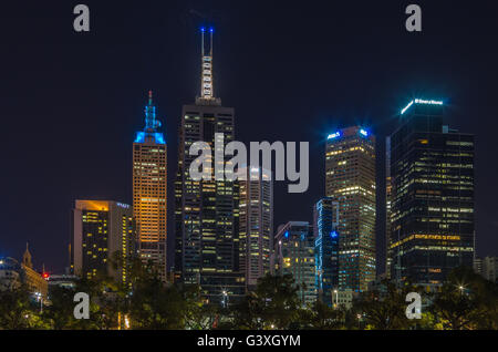 Melbourne Australien 23. Februar 2015 die Skyline der Stadt in der Nacht in den Yarra River wider. Stockfoto