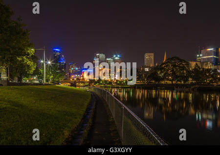 Melbourne Australien 23. Februar 2015 die Skyline der Stadt in der Nacht in den Yarra River wider. Stockfoto