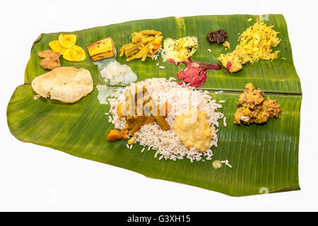 Kerala Onam Sadhya. Kerala vegetarische Mahlzeiten im Bananenblatt serviert in der Regel anlässlich der hinduistischen Feste Stockfoto