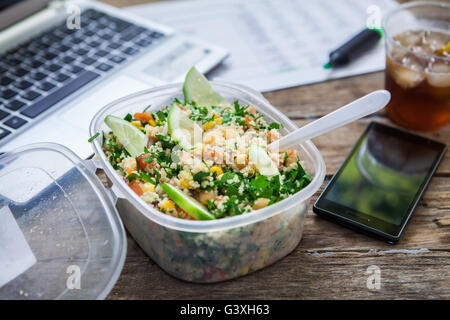Quinoa-Salat mit Kichererbsen auf Rezept bei der Arbeit zu essen Stockfoto