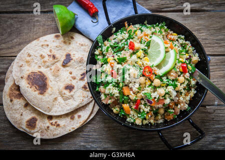Quinoa und Couscous Salat auf Topf bereit für Essen Stockfoto