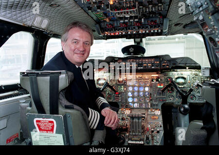 CONCORDE.    Senior British Airways Concorde Pilot und Director of Operations für Concorde, Kapitän Mike Bannister, im Cockpit einer Concorde im Prozess geändert wird, in einem Hangar am Flughafen Heathrow, London heute März 23. 2001. Stockfoto