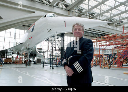 CONCORDE Senior British Airways Concorde Pilot und Director of Operations für Concorde, Kapitän Mike Bannister, mit einer Concorde im Prozess geändert wird, in einem Hangar am Flughafen Heathrow, London heute März 23. 2001. Stockfoto