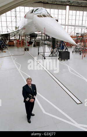 CONCORDE.   Senior British Airways Concorde Pilot und Director of Operations für Concorde, Kapitän Mike Bannister, mit einer Concorde im Prozess geändert wird, in einem Hangar am Flughafen Heathrow, London heute März 23. 2001. Stockfoto