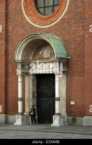 Der Eingang der berühmten Kirche Santa Maria delle Grazie, Mailand Stockfoto