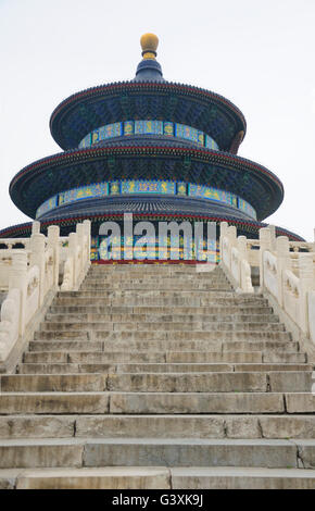 Halle für das Gebet des guten Ernten innerhalb der Tempel des Himmels landschaftlich reizvollen Gegend in Peking an einem Tag bedecktem Himmel. Stockfoto