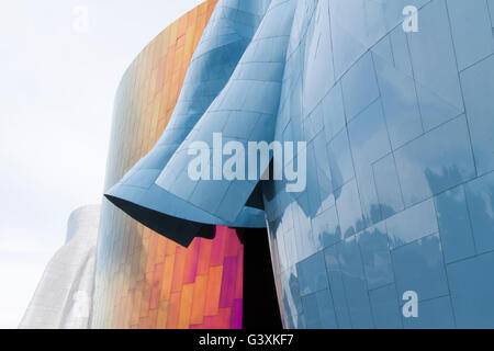 Blick von außen auf die bunten metallische Wände des EMP Museum in Seattle, Washington, USA. Stockfoto