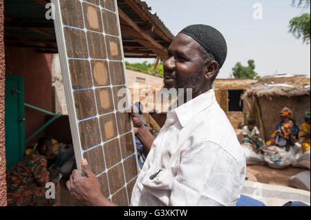 MALI, Dialakoro, Shop mit Sonnenkollektoren Stockfoto