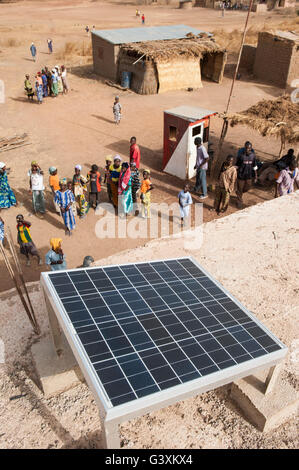 MALI, Dialakoro, Solar Batterie laden im Dorf Tiele, Dorfbewohner bringen ihr Auto Batterien Strom für Licht, Radio, TV und andere Verwendungen zu Hause Stockfoto