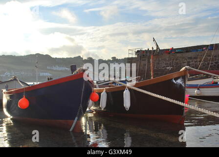 Angelboote/Fischerboote in Coverack, West Cornwall an einem Sommerabend Stockfoto