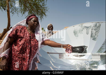 MALI, Dogon-Land Bandiagara, Frauen in der Werkstatt für solares Kochen Stockfoto