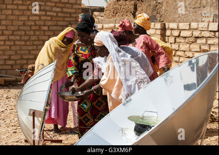 MALI, Dogon-Land Bandiagara, Frauen in der Werkstatt für solares Kochen Stockfoto