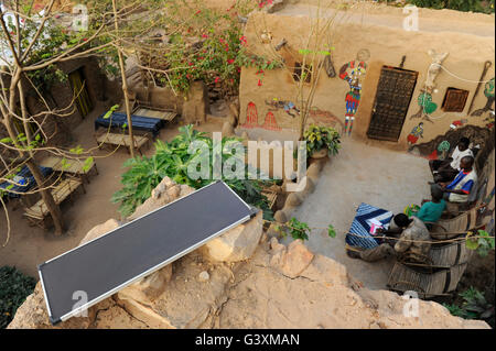 MALI, Bandiagara, Jugendherberge mit Solar-Panel im Dogon-Dorf Stockfoto