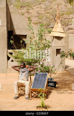 MALI, Bandiagara, Jugendherberge mit Solar-Panel im Dogon-Dorf Stockfoto