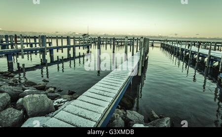 Lake Huron grau. Schnee fällt auf eine verlassene Marina wie Winter über die Küste des Lake Huron siedelt sich in. Stockfoto