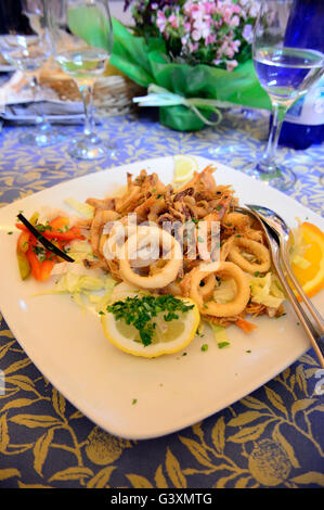 Gebratenen Fisch gemischt (Oktopus, Tintenfisch, Garnelen und Gemüse) Trapani, Italien Stockfoto