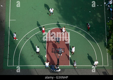 Spieler treten in die Tryouts für Ruckers Street-Basketball-Turnier im Ruckers Park in Harlem, New York City, USA, Sund Stockfoto