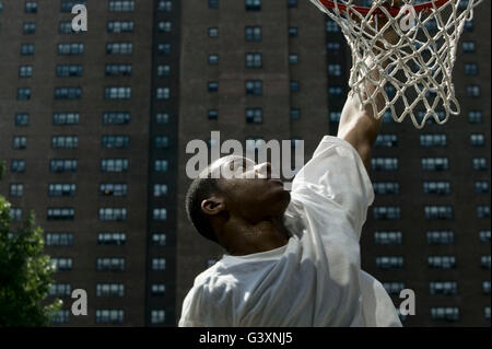 Spieler macht Korb während Tryouts für Ruckers-Basketball-Turnier, Rucker Park in Harlem, New York City, uns, 12. Juni 2005 Stockfoto