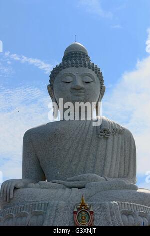 Big Buddha in Phuket Thailand steht stolz in der Sonne Stockfoto