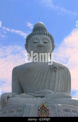 Big Buddha in Phuket Thailand steht stolz in der untergehenden Sonne Stockfoto