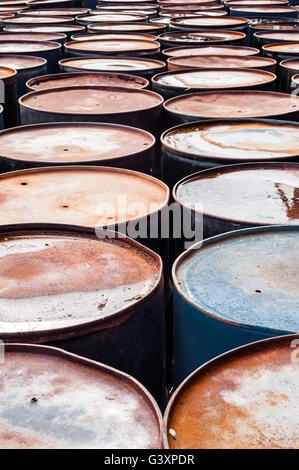 Spitzen der viele verrostete Nasslagerung blaue und schwarze Trommeln in Reihen. Stockfoto